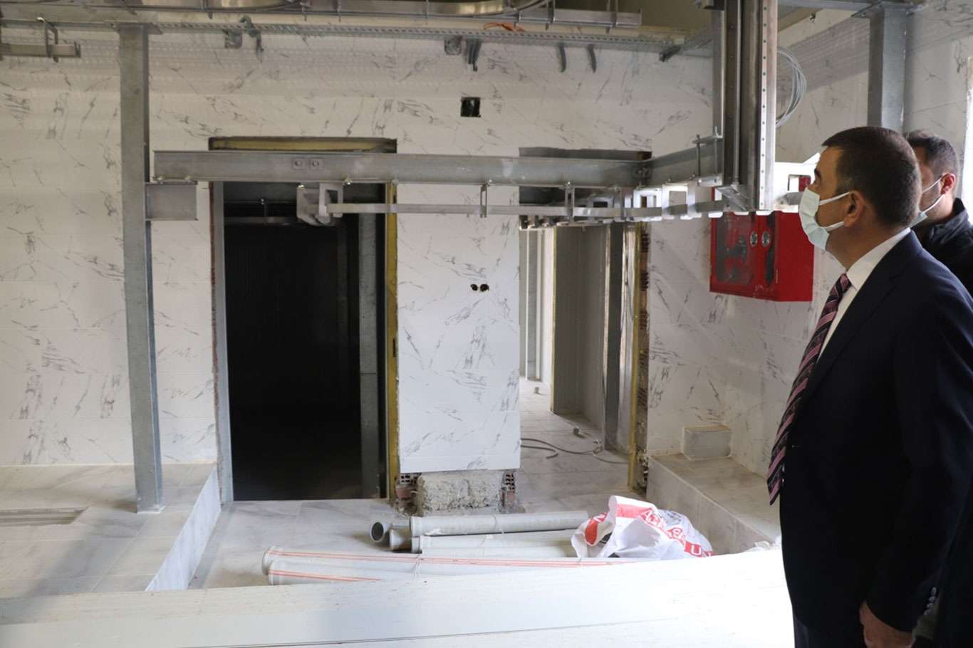 Siirt Valisi Hacıbektaşoğlu yapımı devam eden itfaiye ve mezbaha binasını inceledi Siirt Valisi Hacıbektaşoğlu yapımı devam eden itfaiye ve mezbaha binasını inceledi